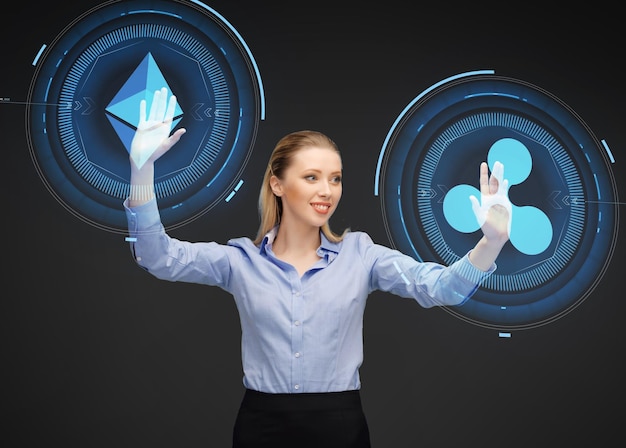 Foto mulher de negócios com hologramas de criptomoedas