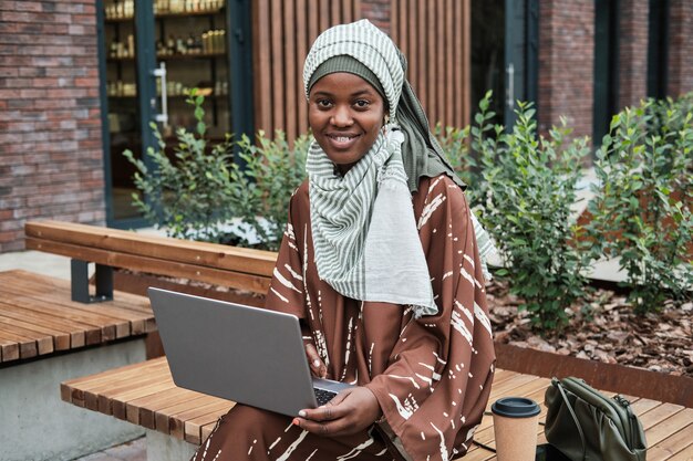 Mulher de negócios com laptop ao ar livre