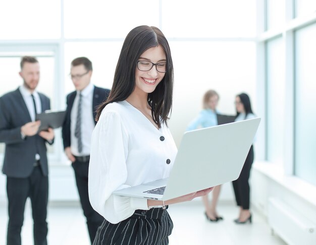 Mulher de negócios com laptop no saguão do banco