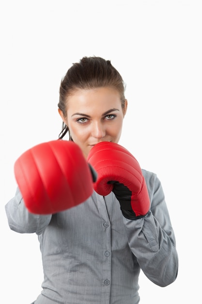 Mulher de negócios com luvas de boxe batendo