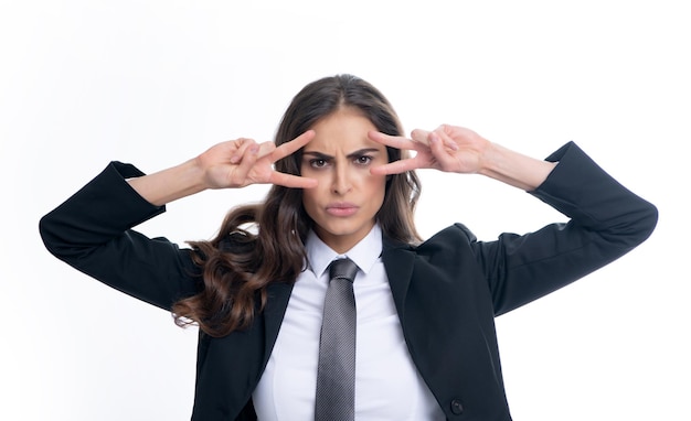 Foto mulher de negócios com sinal de vitória empresária engraçada positiva feliz mostra vitória vsign gesto isolado no retrato de estúdio de fundo branco retrato de estudante louco engraçado atraente