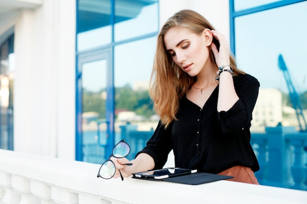 Mulher de negócios com tablet