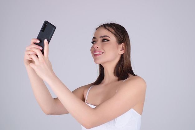 Mulher de negócios com telefone celular ou smartphone