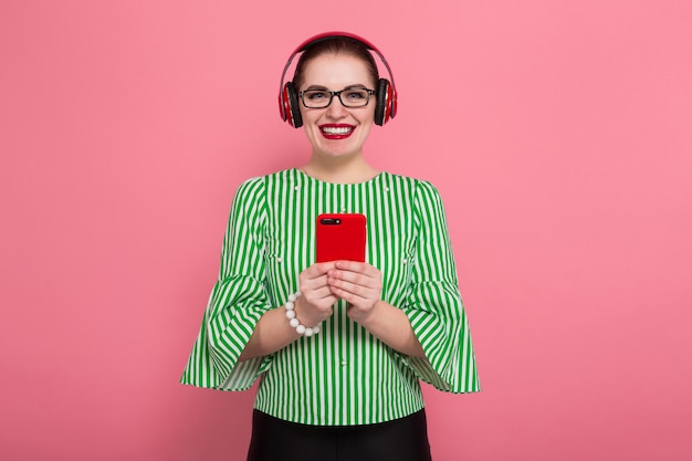 Mulher de negócios com telefone e fones de ouvido