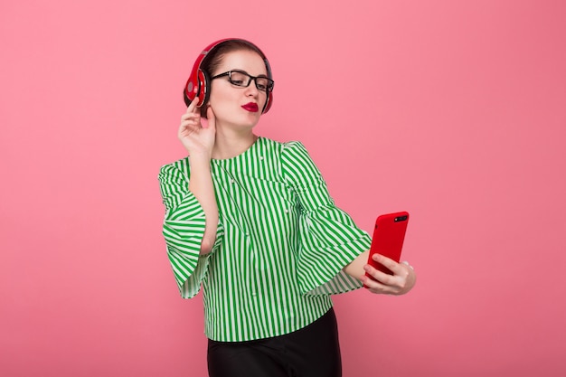 Mulher de negócios com telefone e fones de ouvido