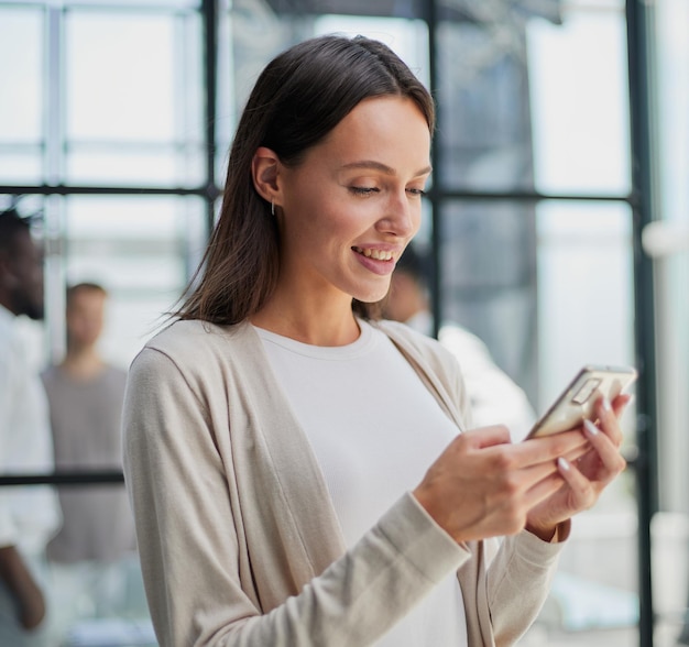 Mulher de negócios com telefone no escritório moderno