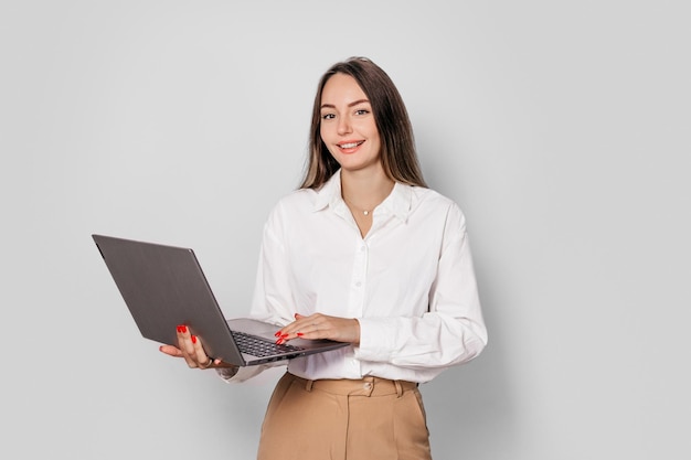 mulher de negócios com um laptop isolado em um fundo branco