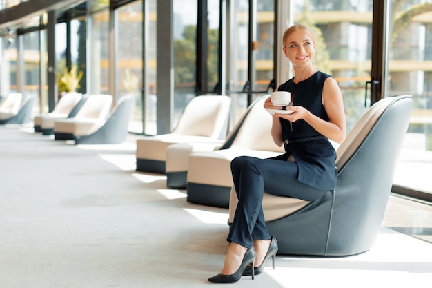 Foto mulher de negócios com uma xícara de café ou chá