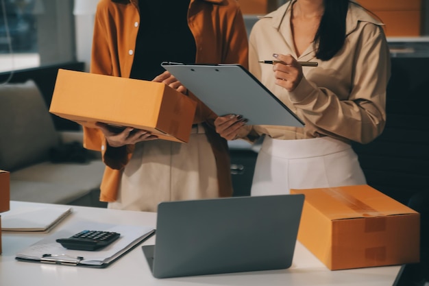 Mulher de negócios começa uma pequena empresa e empresárias bem-sucedidas de PME mulher asiática hoding boxs trabalha em casa entregando encomendas on-line conceito de entrega e embalagem de PME
