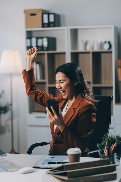 Mulher de negócios conceito de processo de trabalho Mulher jovem trabalhando em projeto universitário com laptop de design genérico Mulher feliz e entusiasmada em estação de trabalho em casa Fundo desfocado