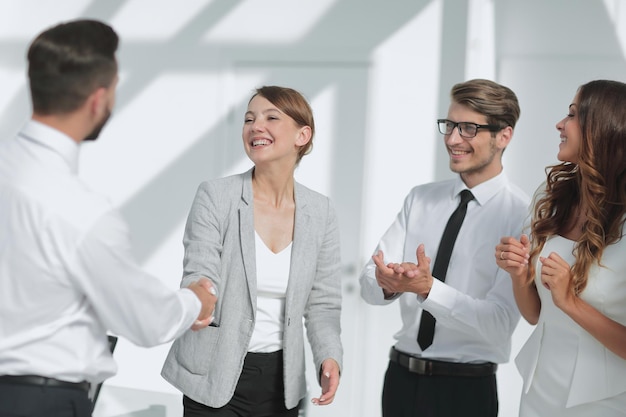 Mulher de negócios congratula-se com o aperto de mão dos parceiros de negócios o conceito de cooperação