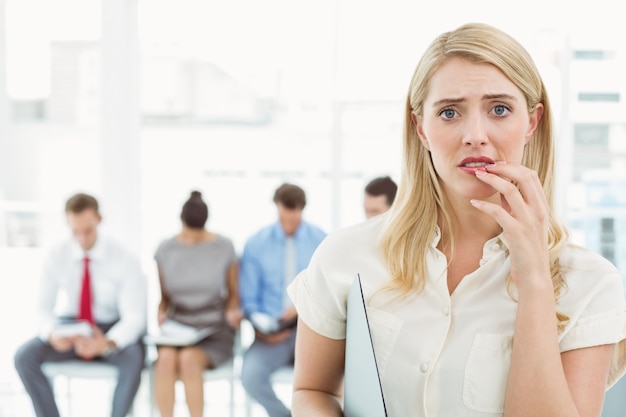 Mulher de negócios contra pessoas à espera de entrevista