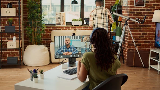 Foto mulher de negócios conversando com pessoas corporativas em conferência on-line, participando de reunião de videochamada com webcam no computador. funcionário trabalhando remotamente com chamada de videoconferência pela internet.