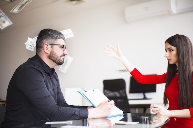 Mulher de negócios dá dinheiro para homens