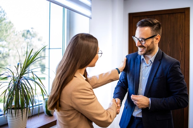 Foto mulher de negócios dando as boas-vindas ao novo colega da equipe