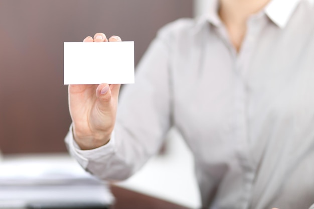 Mulher de negócios dando cartão de visita. Conceito de comunicação de sucesso