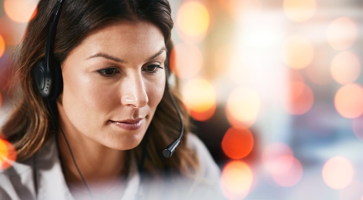 Foto mulher de negócios de call center e suporte web com bokeh e crm para trabalho de telemarketing no escritório espaço de maquete trabalhando e atendimento ao cliente com contato on-line, ajuda e funcionário com fone de ouvido