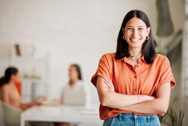 Foto mulher de negócios de escritório e retrato com confiança para liderança de agência criativa e progresso de startup equipe de sala de reuniões e gerente feminina com os braços cruzados para sorriso ou carreira na indústria da publicação