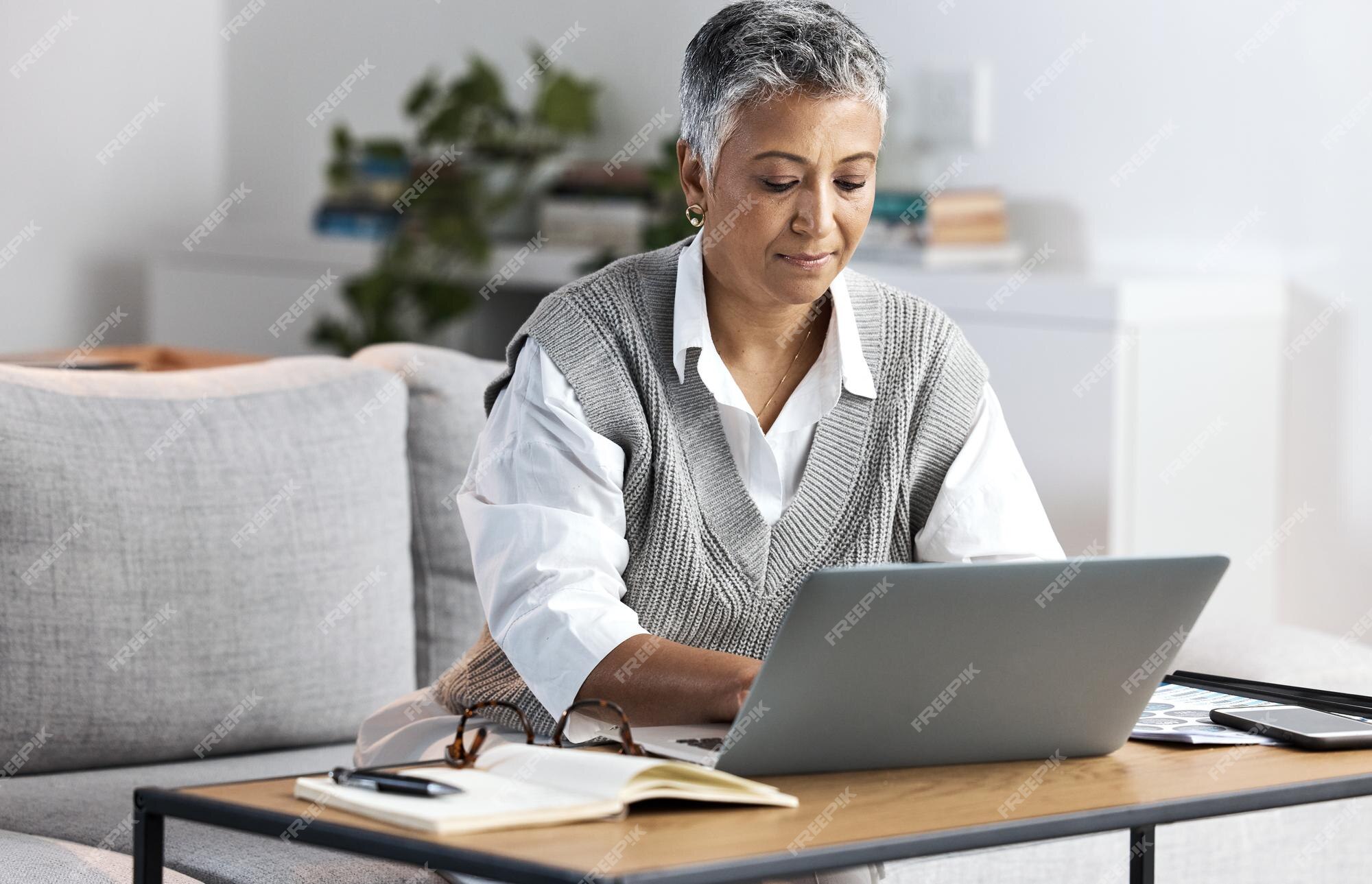 Mulher laptop e retrato de estúdio para digitar comunicação ou