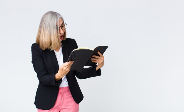 Mulher de negócios de meia idade com um notebook