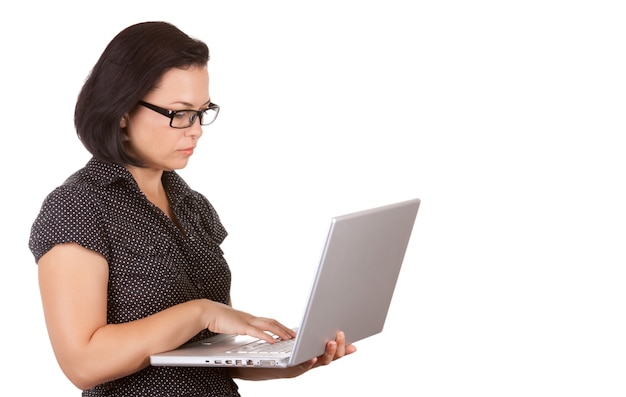 Foto mulher de negócios de óculos trabalhando em um laptop em um fundo branco