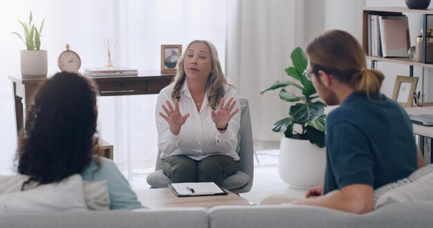 Mulher de negócios de terapia e conversa de casamento de casal no escritório moderno Terapeuta profissional homem casado e comunicação de consultoria de relacionamento familiar de mulher no local de trabalho do psicólogo da empresa