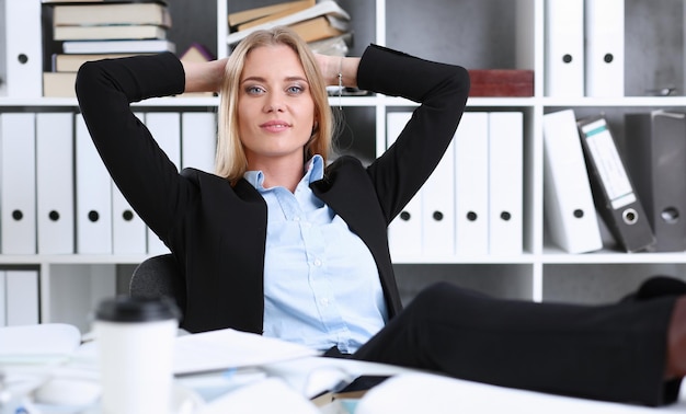 Mulher de negócios, descansando no escritório depois de um trabalho