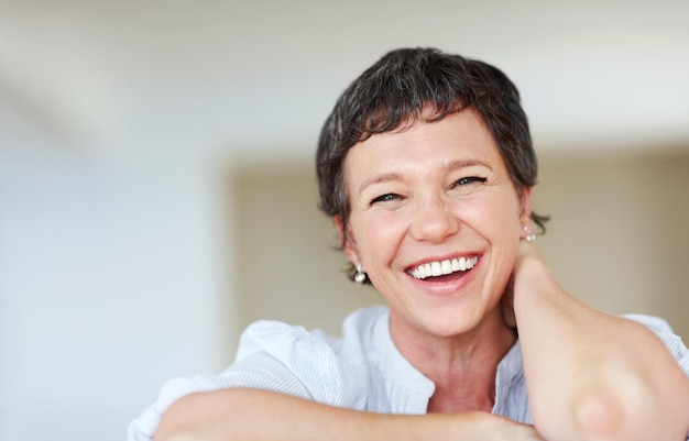 Foto mulher de negócios desfrutando em casa retrato de mulher de negócios madura sorrindo enquanto relaxa em casa