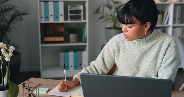 Mulher de negócios digitando no laptop e fazendo pesquisa de marketing enquanto escreve um e-mail ou artigo on-line enquanto está sentado em um escritório moderno Empreendedor criativo usando tecnologia para comunicação