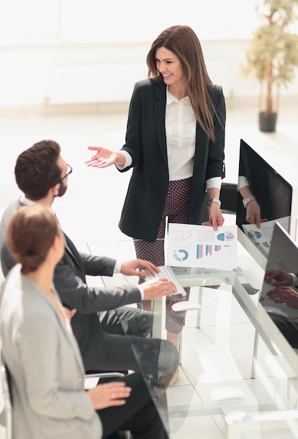 Mulher de negócios discute com o desempenho financeiro da equipe de negócios