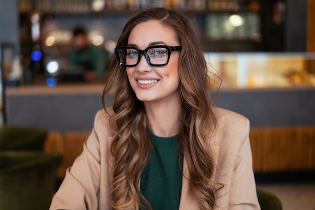 Mulher de negócios dona de restaurante vestida de calça elegante elegante em restaurante com balcão de bar. Caucasiana mulher óculos pessoa de negócios interna