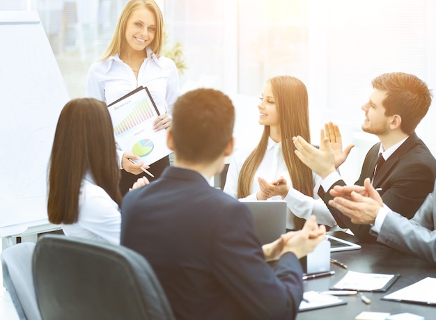 Mulher de negócios durante uma apresentação de negócios de sucesso