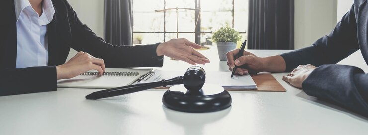 Mulher de negócios e advogados discutindo documentos de contrato com escala de latão na mesa de madeira no escritório Aconselhamento de serviços jurídicos de direito Conceito de justiça