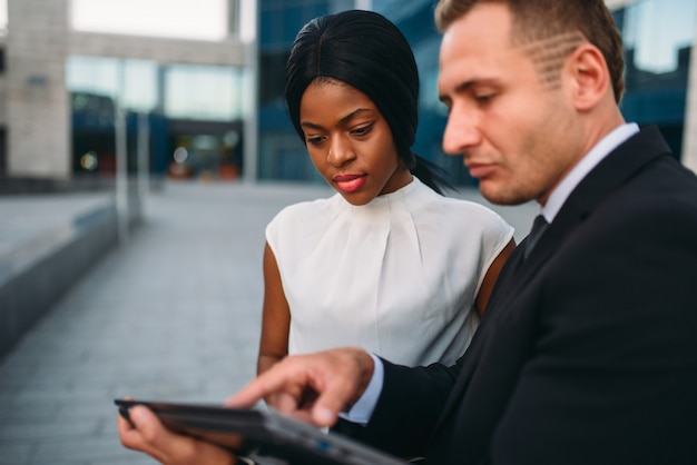 Mulher de negócios e empresário olhando no laptop