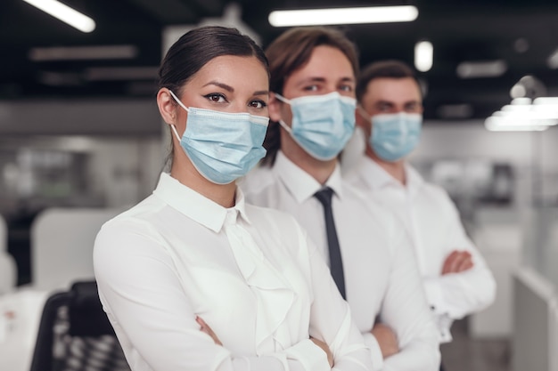 Mulher de negócios e equipe durante a quarentena