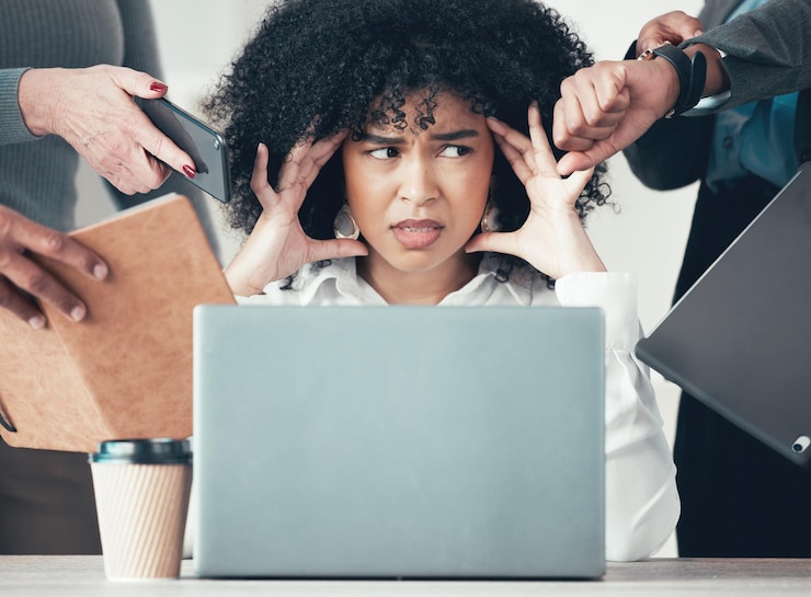 Foto mulher de negócios e laptop com multitasking ou estresse da pressão da equipe prazo ou gerenciamento de tempo mãos dor de cabeça e empregado com chamada telefônica atrasada e esgotamento no escritório com enxaqueca ou caos