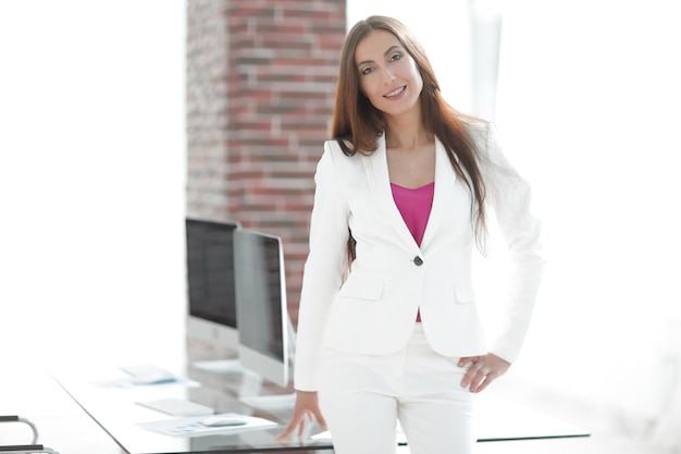 Mulher de negócios elegante em um terno branco