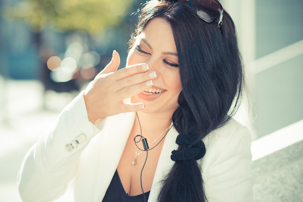 mulher de negócios elegante lindo cabelo preto longo usando smartphone