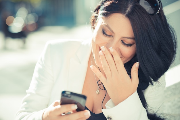 mulher de negócios elegante lindo cabelo preto longo usando smartphone