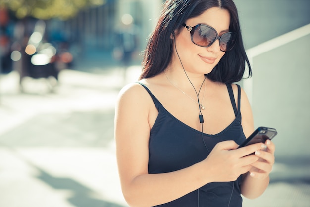 mulher de negócios elegante lindo cabelo preto longo usando smartphone