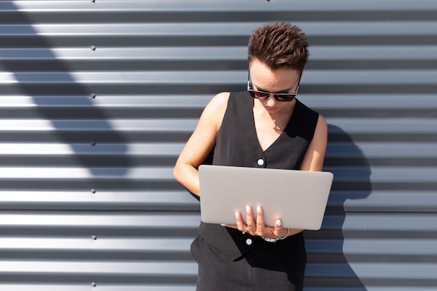 Mulher de negócios elegante no trabalho, conceito de uma mulher forte e confiante