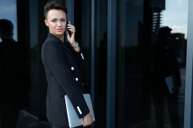 Mulher de negócios elegante no trabalho, conceito de uma mulher forte e confiante