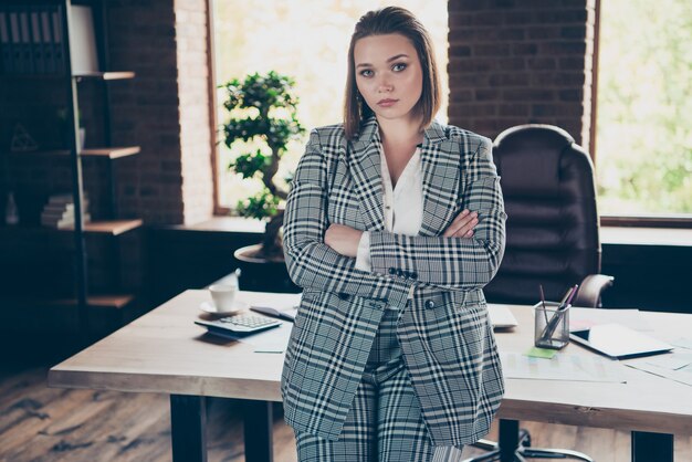 Mulher de negócios elegante posando dentro de casa