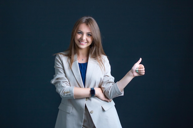 Foto mulher de negócios em fundo preto emoções de mulher de negócios