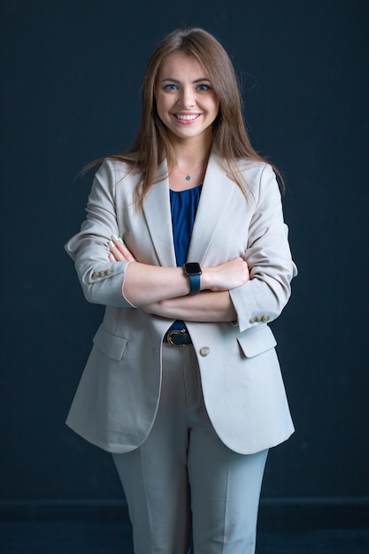 Foto mulher de negócios em fundo preto, emoções de mulher de negócios