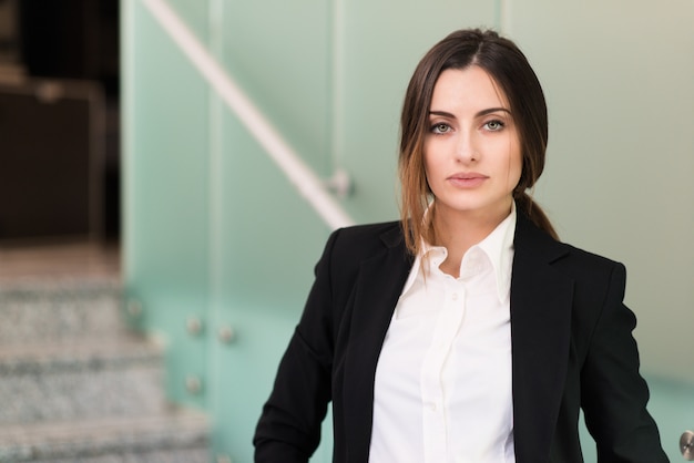 Foto mulher de negócios em seu escritório, sucesso de mulher de negócios e conceito de carreira