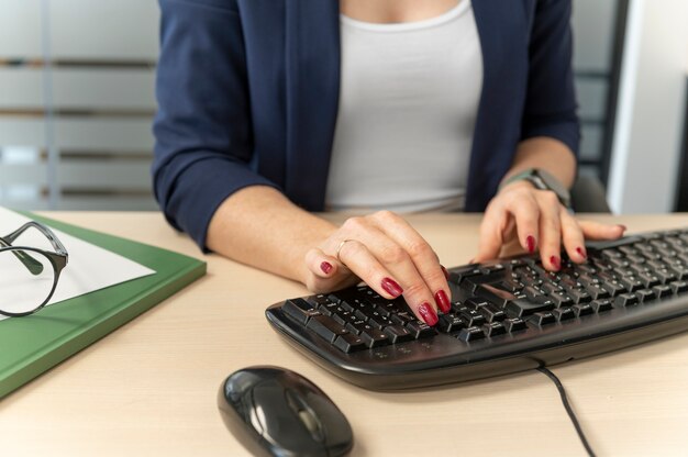 Foto mulher de negócios empoderada no escritório