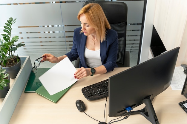 Foto mulher de negócios empoderada no escritório