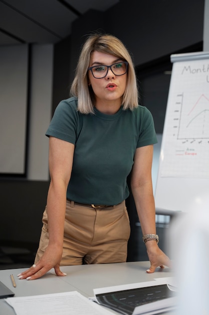 Foto mulher de negócios empoderada trabalhando na cidade