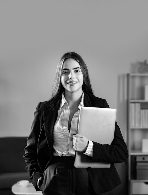 Foto mulher de negócios empresária que trabalha em escritório empregada profissional no local de trabalho jovem e bonita